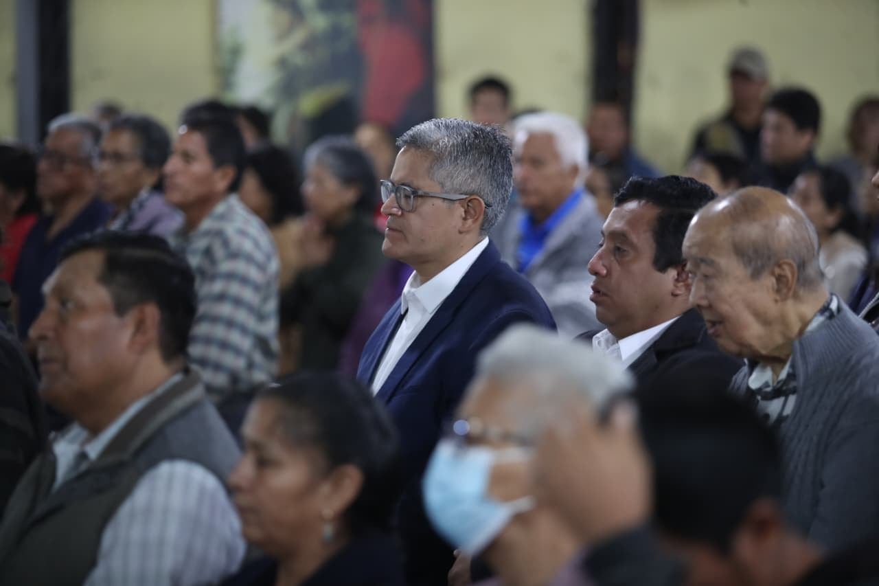 El candidato Roberto Sánchez, de Juntos por el Perú, se dirige junto a su familia a la iglesia San Juan Bautista de Huaral. (Foto: Jesús Saucedo @photo.gec)
