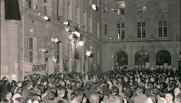 Estudiantes que ocuparon la Universidad de París-Sorbona en el Barrio Latino de París arrojaron folletos a través de las ventanas de la facultad a los parisinos que vinieron a visitarlos, el 17 de mayo de 1968. (Foto de AFP)