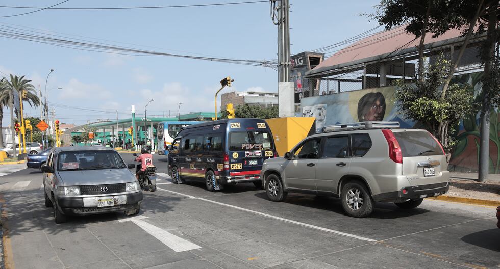 Falta de información origina que vehículos no se respete el cambio de sentido en el cruce de las avenidas Faucett y Conde de Lemos. Foto: Anthony Niño De Guzmán.