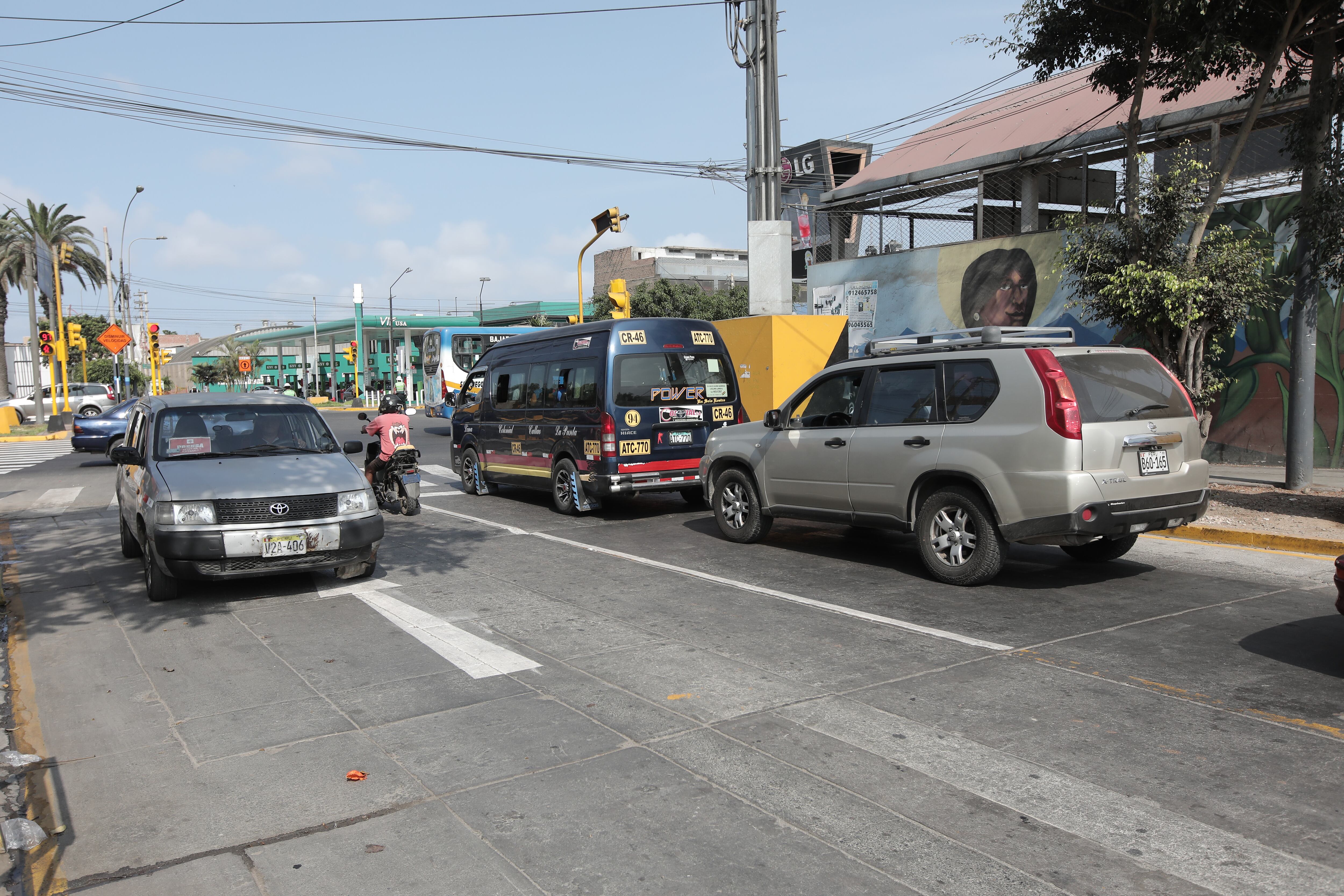 El vehículo gris de marca Toyota (en la parte izquierda de la imagen) no respeta el cambio de sentido en el cruce de las avenidas Faucett y Conde de Lemos, por lo que ingresa en contra. Foto: Anthony Niño De Guzmán.