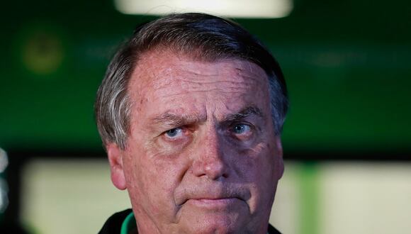 El expresidente brasileño, Jair Bolsonaro, habla con la prensa en el Aeropuerto Internacional Juscelino Kubitschek de Brasilia el 30 de junio de 2023. (Foto de Sergio Lima / AFP)