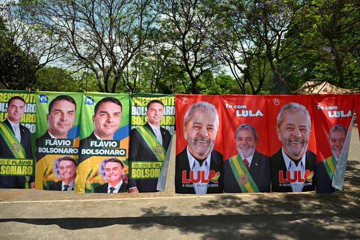Banderas con las imágenes del presidente de Brasil y candidato presidencial Luiz Inácio Lula da Silva, y del senador de derecha y candidato presidencial Flávio Bolsonaro, en una calle de Brasilia. Foto: EVARISTO SA /AFP