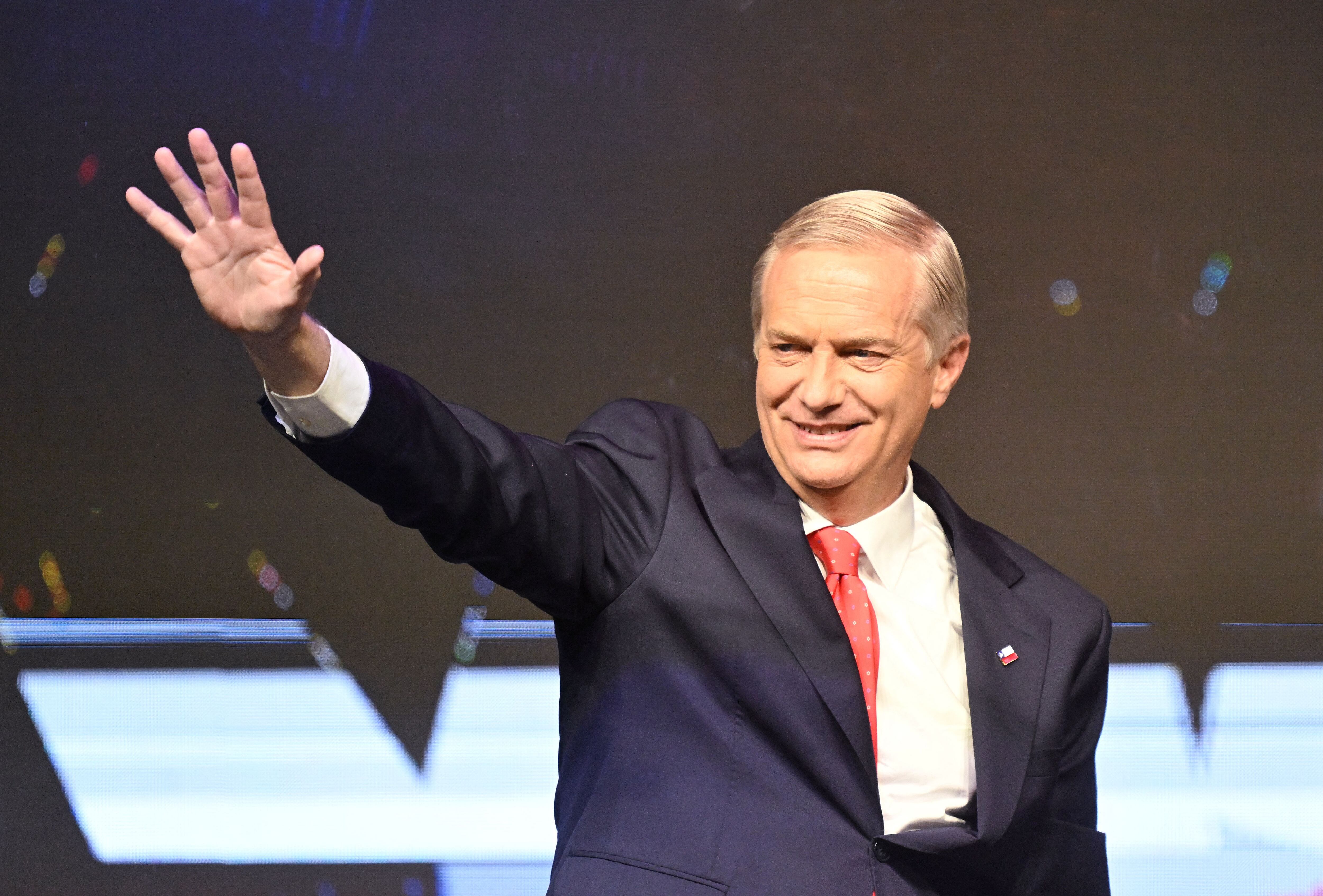 José Antonio Kast prometió que va a reconstruir Chile , de cara al balotaje que disputará con la izquierdista Jeannette Jara tras la elección de este domingo.