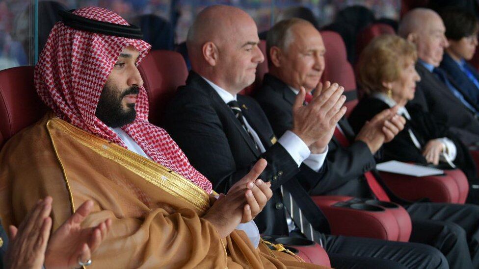 El presidente de la FIFA, Gianni Infantino (centro), al lado del presidente ruso Vladimir Putin (derecha) y el pr'incipe heredero de Arabia Saudita, Mohammed bin Salman (izquierda).