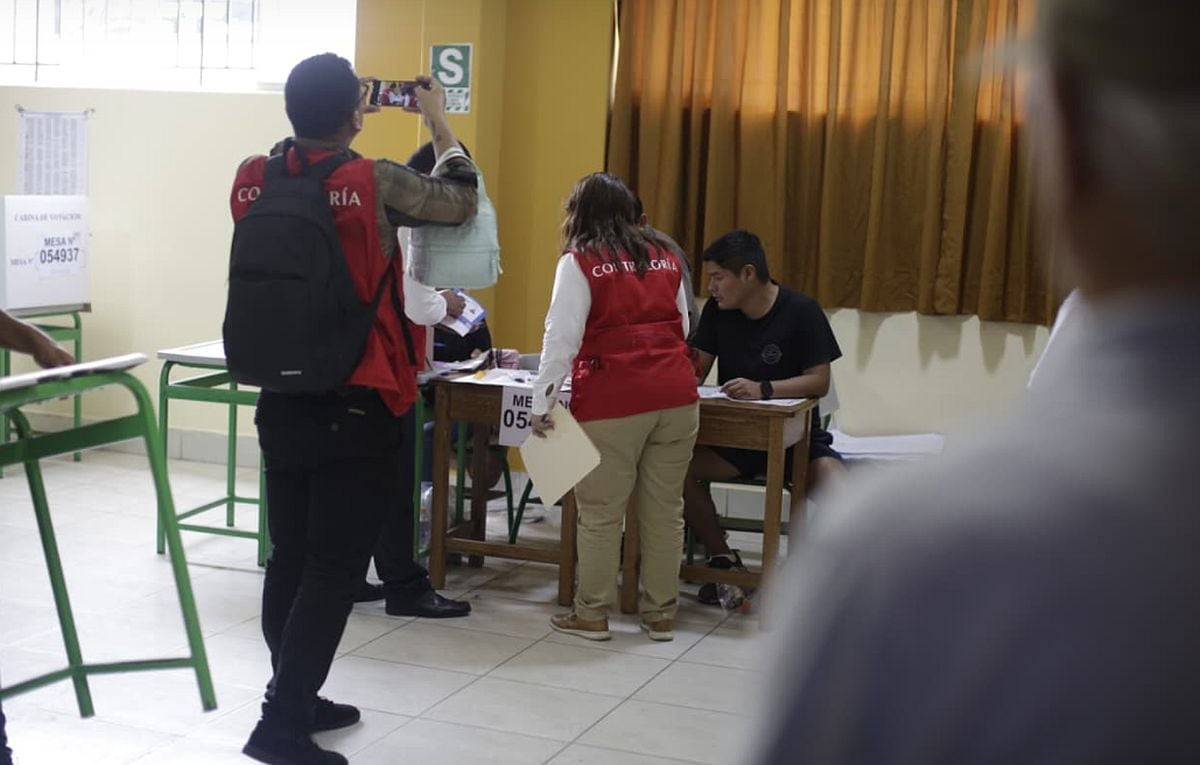 Personal de la Contraloría inspecciona mesas de sufragio en el colegio Alfonso Ugarte, en el distrito de San Juan de Miraflores | Julio Reaño/@photo.gec