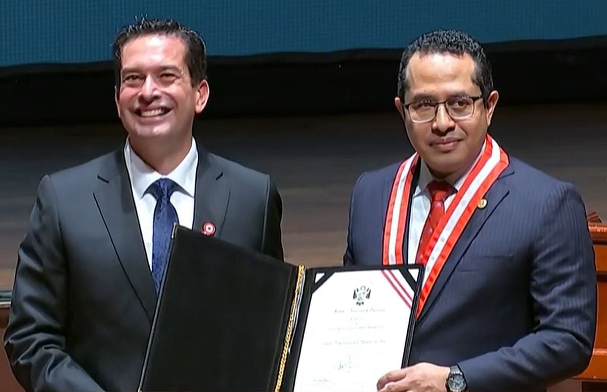La primera credencial fue entregada a Miguel Torres, en su calidad de segundo vicepresidente del Perú.