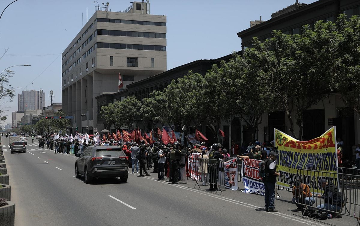 Un grupo de transportistas llegó hasta los exteriores del Congreso de la República, en la avenida Abancay, para hacer sentir su voz de protesta en el marco del paro acatado este jueves por trabajadores del sector | Foto: Joel Alonzo/ @photo.gec