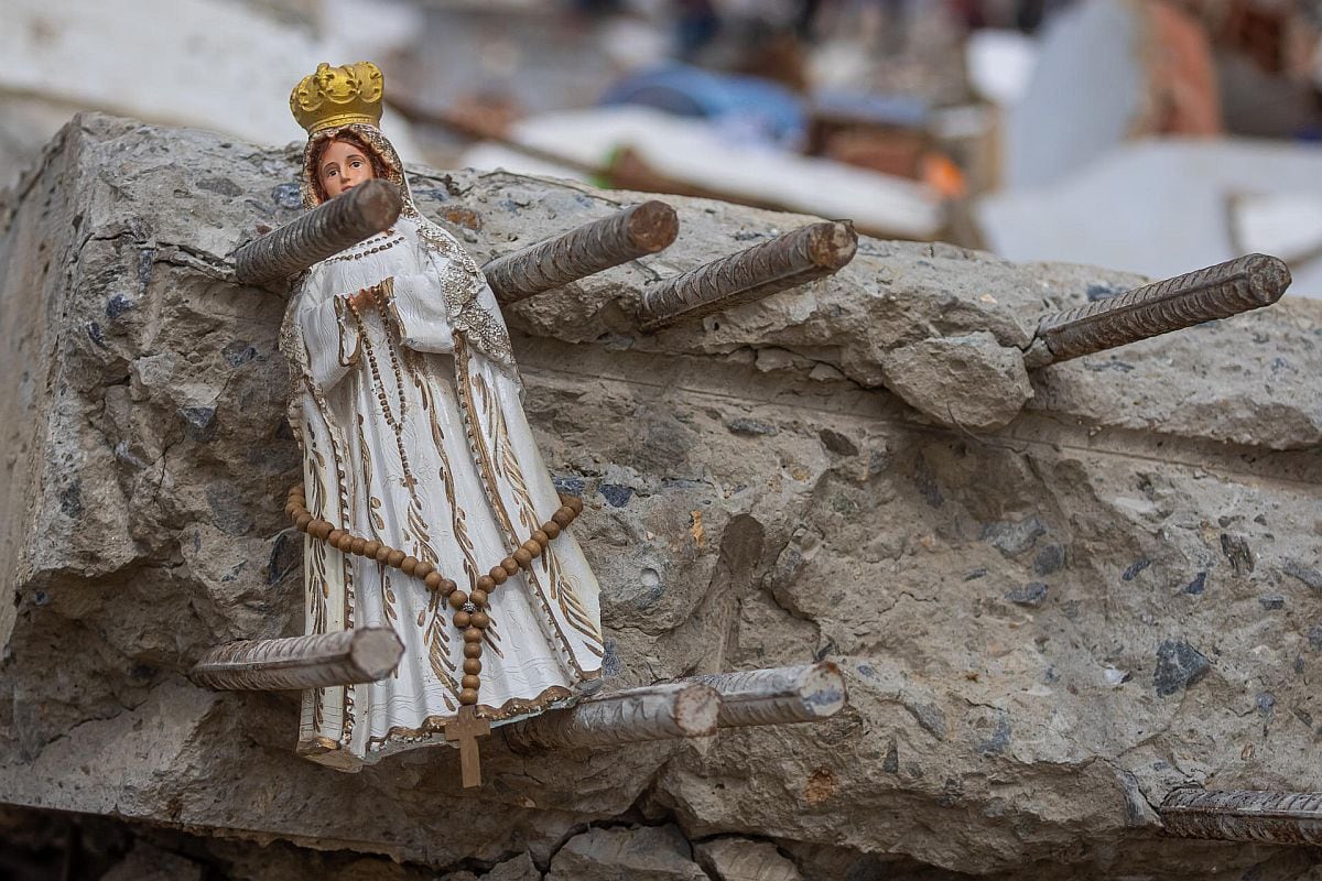 Fotografía que muestra una imagen religiosa entre los escombros de edificios colapsados por terremotos este martes, en La Guaira (Venezuela). EFE/ Miguel Gutiérrez