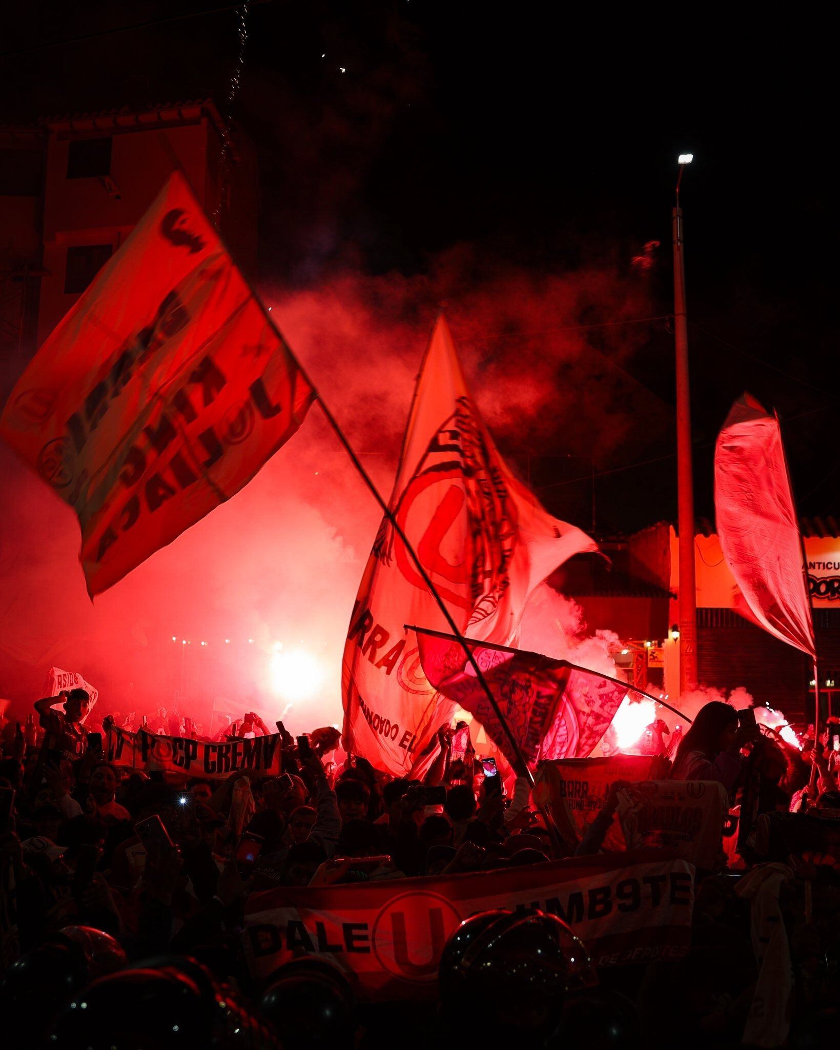 Universitario tuvo recibimiento de hinchas en Cusco.