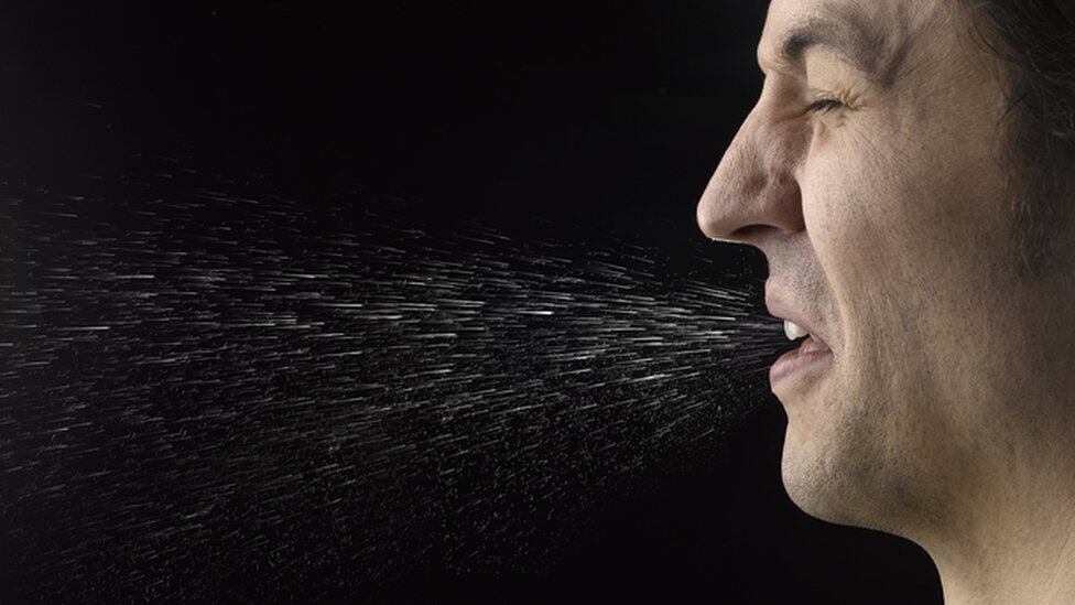 Una de las principales formas como se contagia el Streptococcus pyogenes es a través de las gotículas que generamos al estornudar. Foto: Difusión.