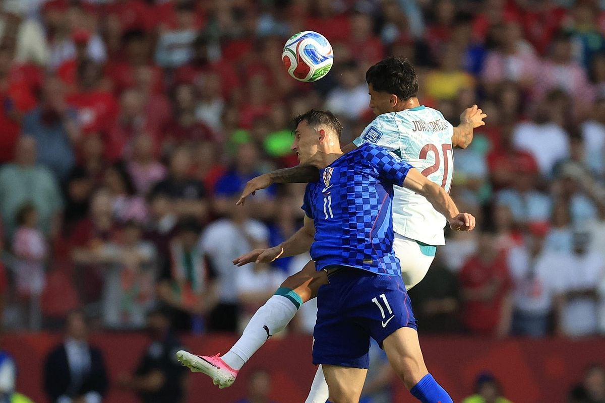 João Cancelo (d) de Portugal disputa un balón con Ante Budimir de Croacia este jueves, en un partido del Mundial de la FIFA 2026 entre Portugal y Croacia en el estadio BMO en Toronto (Canadá) | Foto: EFE/ Bienvenido Velasco