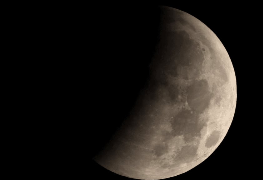 El eclipse lunar sigue su curso.