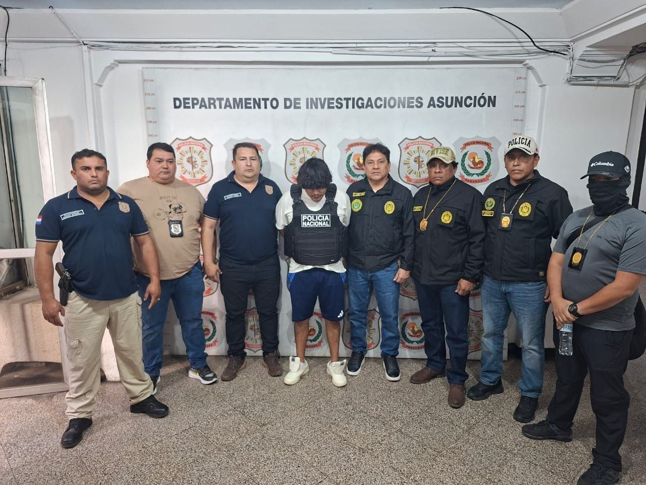 A través de su cuenta oficial de X (ex Twitter), la Policía Nacional del Perú publicó una foto donde el equipo especial de la PNP, enviado desde Perú, ya tenía al Erick Moreno bajo su custodia . Horas después se hizo la aclaración que la foto era protocolar y que la tenencia y prisión de El Monstruo seguía a cargo del sistema judicial de Paraguay hasta coordinar su extradición a Perú.