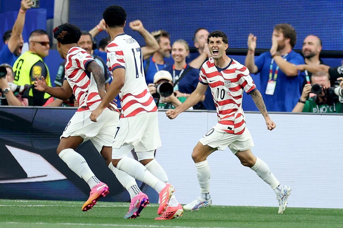 Celebran los jugadores de Estados Unidos tras el primer gol anotado en propia puerta por el paraguayo Bobadilla | Foto: EFE/EPA/CHRIS TORRES