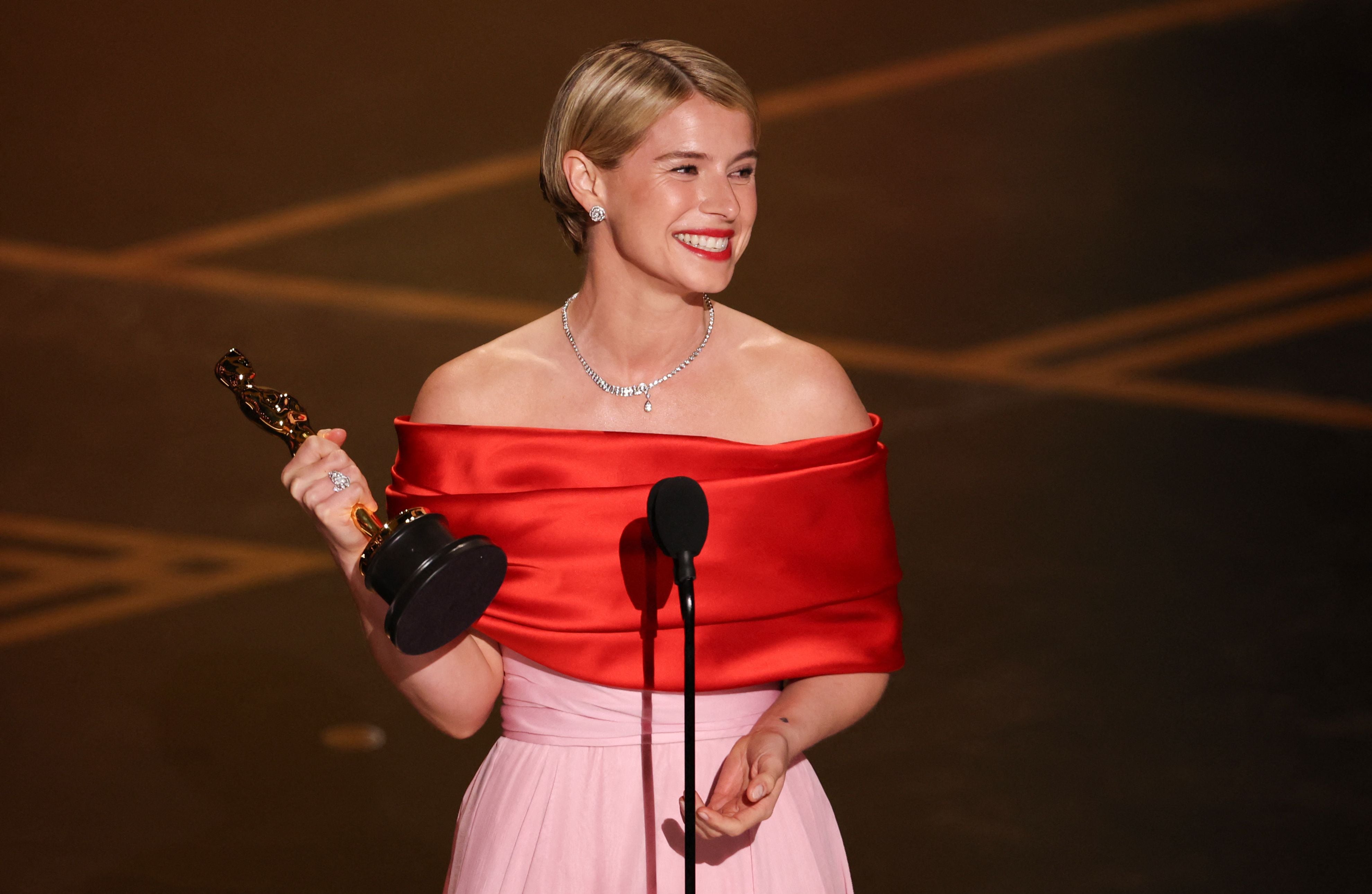 El Oscar a Mejor Actriz se lo llevó Jessie Buckley, quien se lleva la estatuilla en los 98th Academy Awards.(Foto: Patrick T. Fallon / AFP)