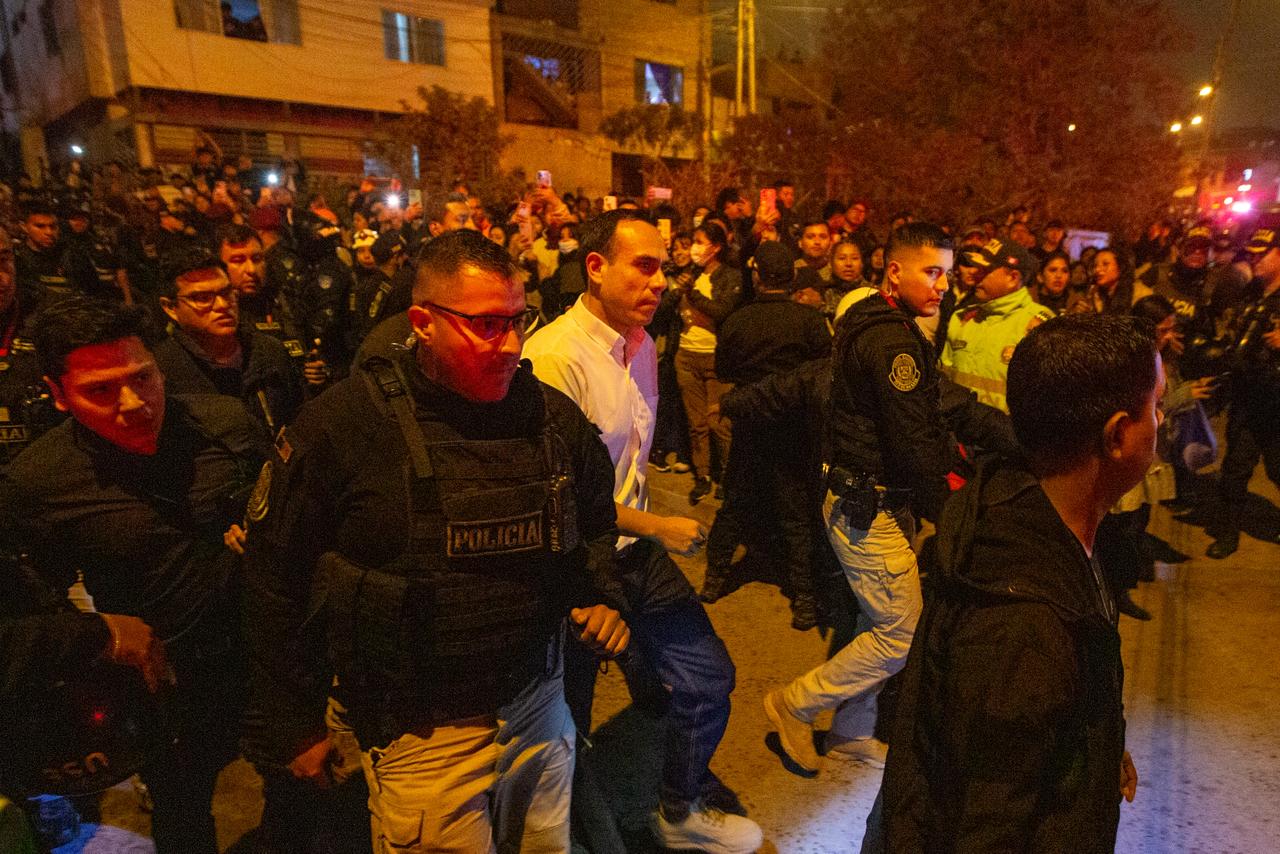 Presidente de la República José Jeri llega al incendio en Pamplona, San Juan de Miraflores. | (Foto: Fernando Sangama / @photo.gec)