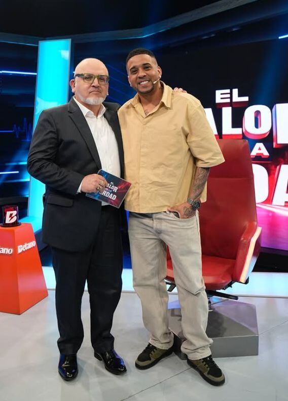 Beto Ortiz posa para la foto con Cristian Martínez, 'Cri Cri', su nuevo invitado en 'El valor de la verdad' de este domingo 28 de septiembre | Foto: Instagram
