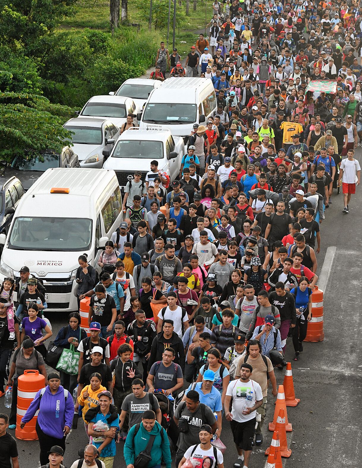 Cientos de migrantes de varias nacionalidades parten hacia la frontera entre México y Estados Unidos desde Tapachula, estado de Chiapas, el 20 de noviembre de 2024. (Foto de ISAAC GUZMAN/AFP).