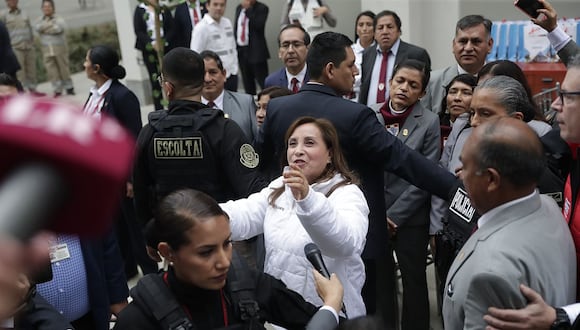 Dina Boluarte se traslado en todo momento con resguardo policial dentro de un colegio lejos de la prensa. (Foto: Hugo Pérez / @photo.gec)