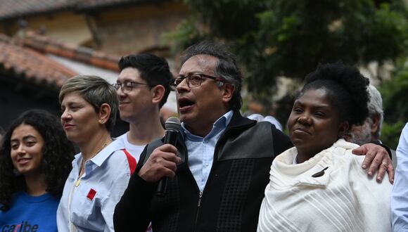 El presidente de Colombia, Gustavo Petro (centro), habla junto a la vicepresidenta de Colombia, Francia Márquez (derecha), la primera dama de Colombia, Verónica Alcocer (segundo a la izquierda) y su hija, Sofía Petro (izquierda). (Foto de Juan BARRETO / AFP)