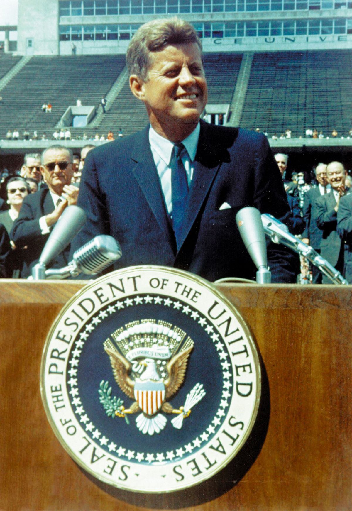 El presidente de los Estados Unidos, John Fitzgerald Kennedy, da un discurso sobre el esfuerzo espacial de la nación en la Universidad Rice en Houston, Texas, el 12 de septiembre de 1962 (Foto: NASA / AFP)