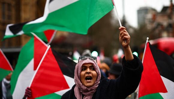 Una manifestante ondea la bandera palestina mientras canta consignas durante una protesta en la Plaza del Parlamento en Londres el 21 de febrero de 2024. (Foto de HENRY NICHOLLS / AFP)