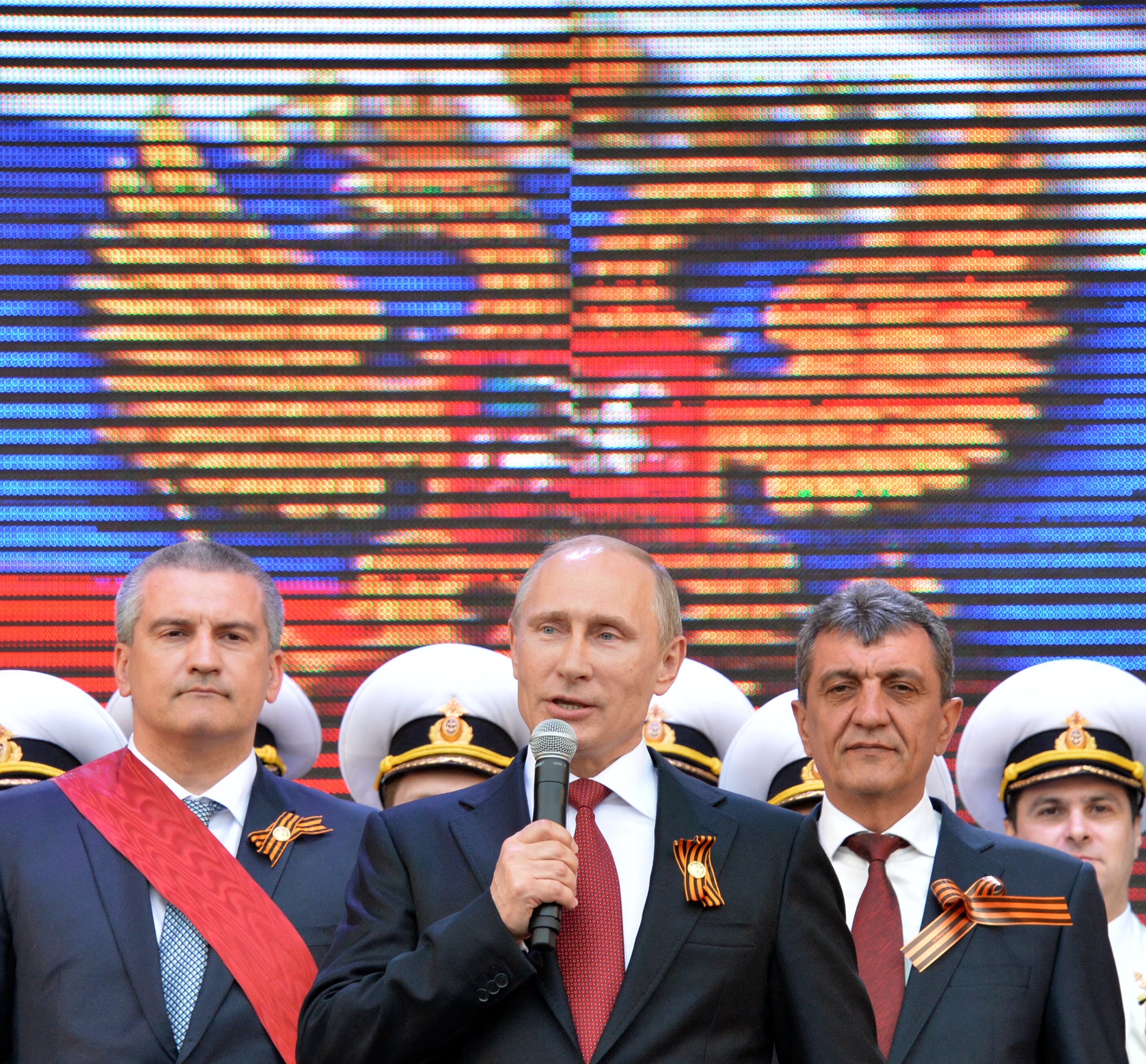 El presidente ruso Vladimir Putin habla durante su visita al puerto de Sebastopol, en Crimea, el 9 de mayo de 2014. (Foto de YURI KADOBNOV / AFP).
