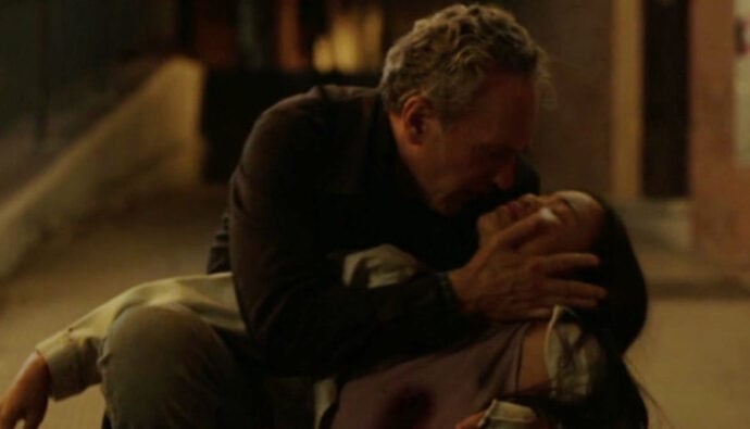 Tirso, en el piso, lamenta que su nieta haya recibido tres balazos para salvarlo (Foto: Mediaset)