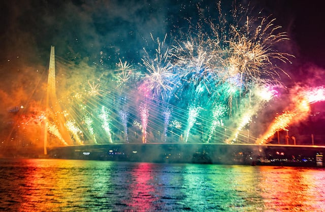 Fuegos artificiales explotan sobre el Puente Erasmus como parte de las celebraciones de Año Nuevo en Róterdam el 1 de enero de 2026. (Foto de Iris van den Broek / ANP / AFP).