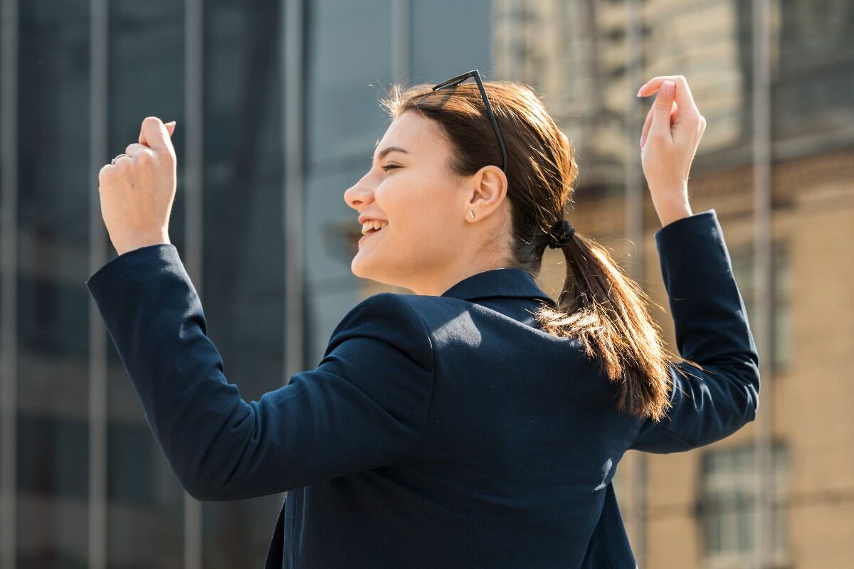 La felicidad es un objetivo fundamental en la vida, pero a menudo se asocia con logros externos como el dinero o el reconocimiento. (Foto referencial: Freepik)