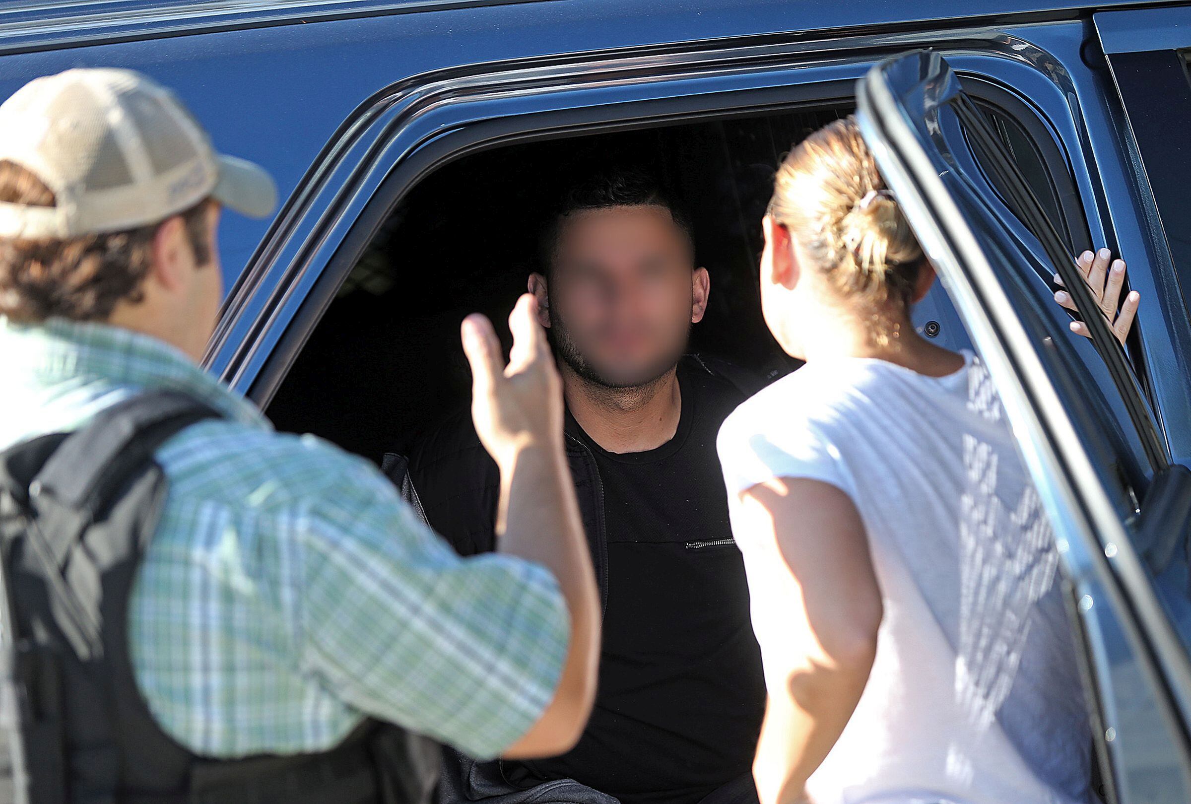 Revisa esta nota para que sepas qué hacer si eres detenido por agentes federales de ICE mientras estás en un vehículo. (Foto: Matt Stone / MediaNews Group / Boston Herald vía Getty Images)