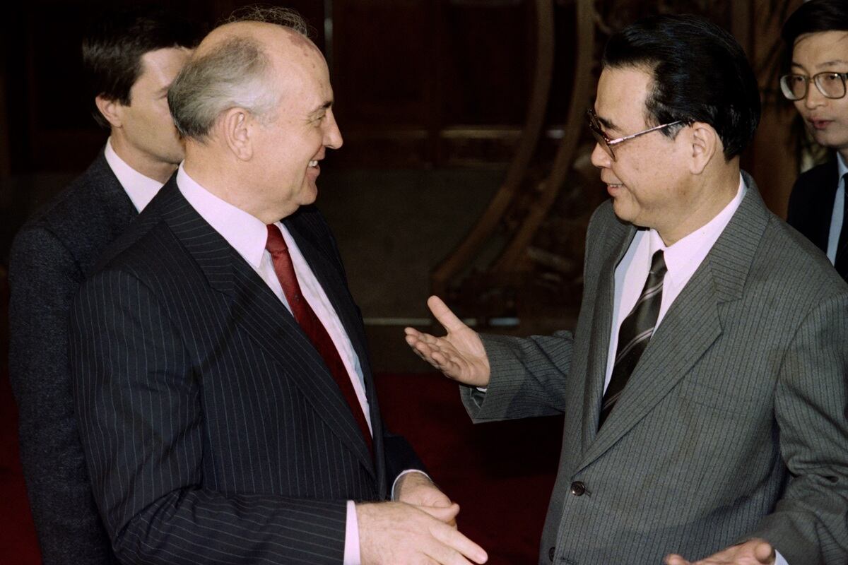 El primer ministro chino, Li Peng, intercambia saludos con el líder de la URSS Mijail Gorbatchev antes de su reunión en el Gran Salón del Pueblo en Beijing, el 16 de mayo de 1989. (Foto de Vitali ARMAND / AFP)