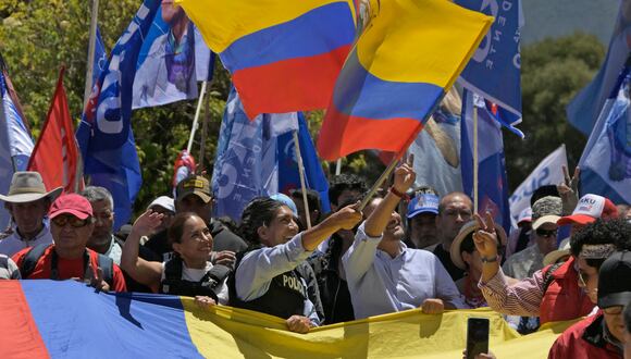 El candidato presidencial de Ecuador por una coalición de movimientos de izquierda, Yaku Pérez, ondea una bandera ecuatoriana durante el cierre de su campaña de cara a las elecciones nacionales del 20 de agosto en Quito. (Foto de Rodrigo BUENDIA / AFP)