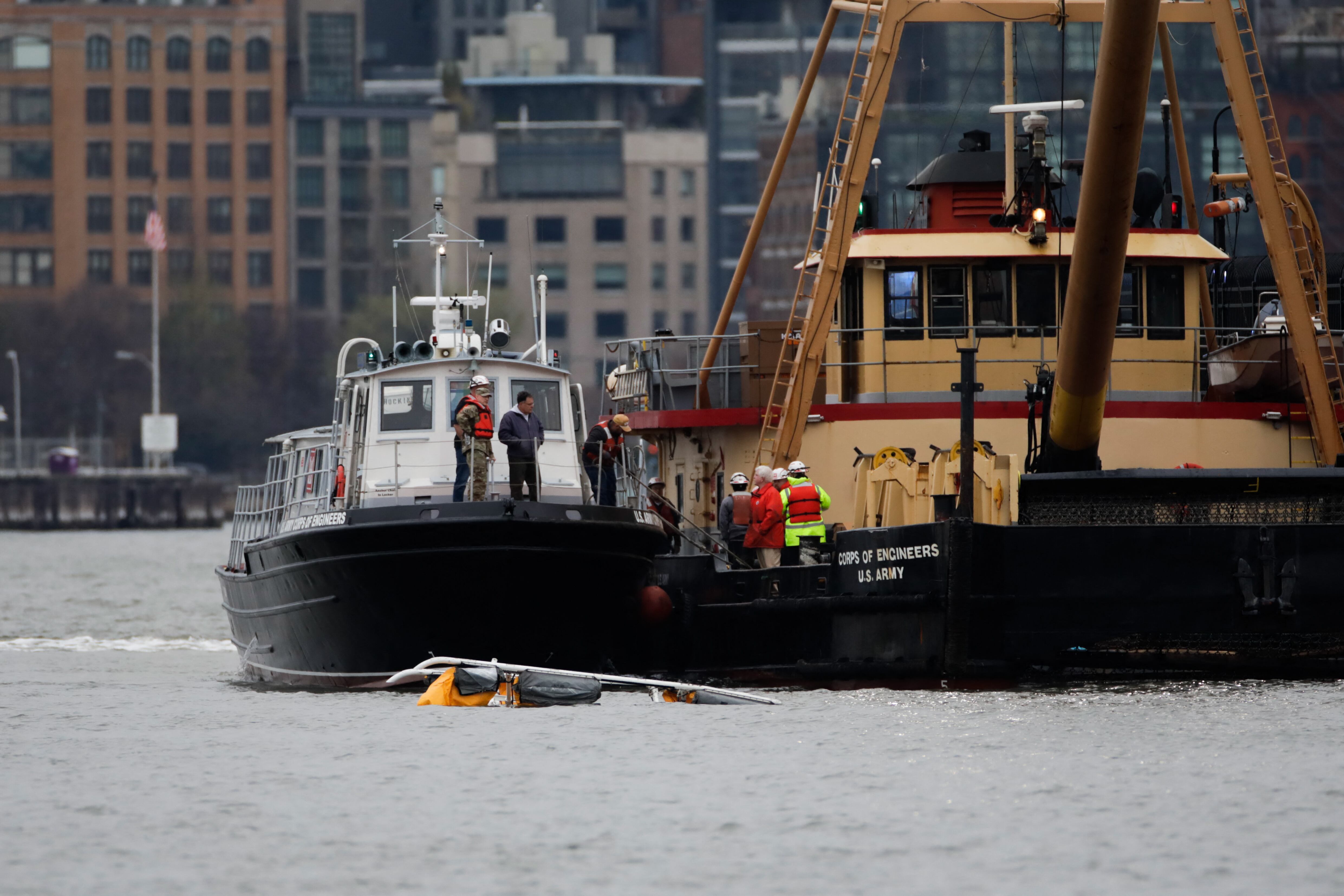 Se observa a los equipos de emergencia cerca de las plataformas de aterrizaje de un helicóptero tras su impacto en el río Hudson, en el barrio de Newport de Jersey City, Nueva Jersey, el 10 de abril de 2025. (Foto de Leonardo Munoz / AFP)