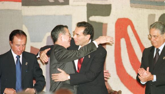 Los entonces presidentes Alberto Fujimori y Jamil Mahuad se abrazan después de firmar el Acuerdo de Brasilia, el 26 de octubre de 1998. Carlos Menem (Argentina) y Fernando Cardoso (Brasil) a los extremos.