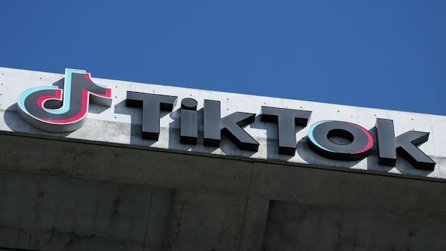 Regulador británico acusa a TikTok y YouTube de no proteger suficientemente a los menores