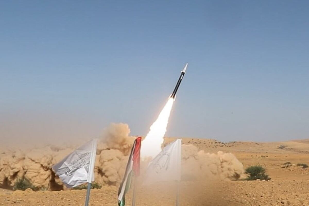 Una imagen difundida por el Centro de Medios Huthi Ansarullah de Yemen muestra el lanzamiento informado de un misil, llamado Palestina 2, como parte de un ataque al centro de Israel, el 16 de septiembre de 2024. (Foto de AFP)