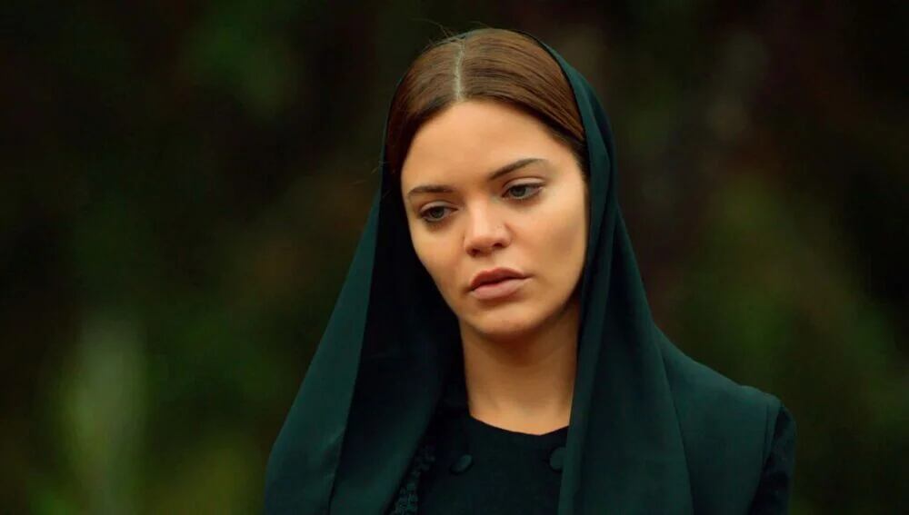 Züleyha durante el funeral de Demir Yaman en "Tierra amarga" (Foto: Tims & B Productions)