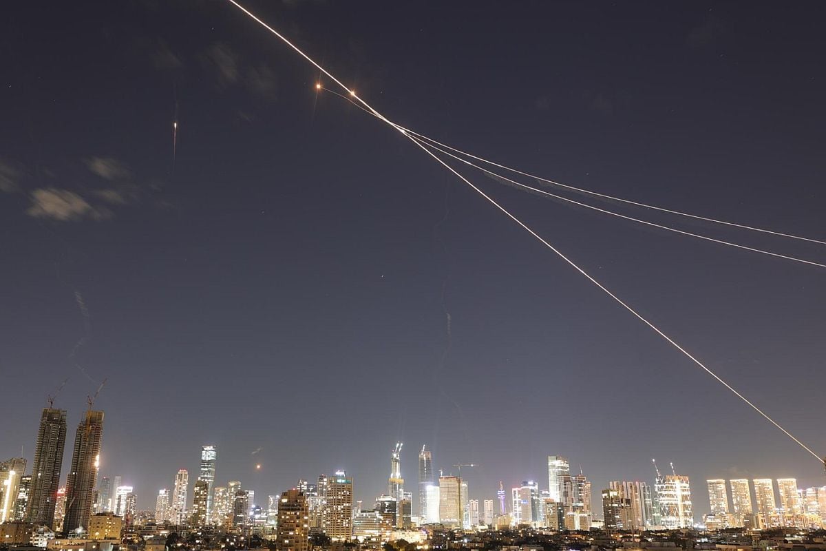 Interceptación de un misil por la Cúpula de Hierro sobre Tel Aviv. El ejército israelí informó que el sábado 28 de febrero que detectó misiles lanzados desde Irán tras ataques israelíes y estadounidenses previos.