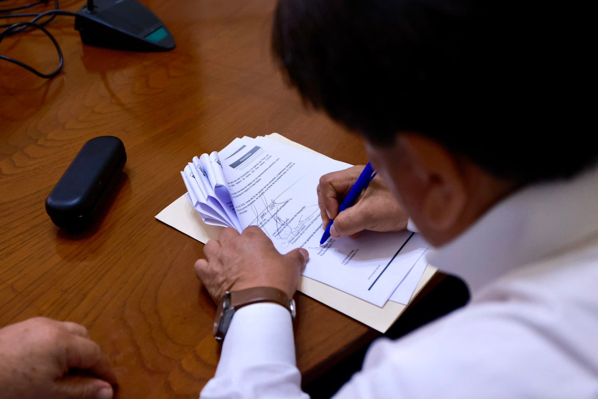 En el marco de la crisis por la inseguridad que afecta al sector transporte, representantes de los gremios fueron recibidos en el Congreso. El presidente José Jerí, acompañado de congresistas de comisiones clave, anunció su respaldo a la creación de un grupo élite contra la extorsión. La iniciativa legislativa busca reforzar la seguridad en buses y combis, respondiendo a una demanda urgente de choferes y ciudadanos.