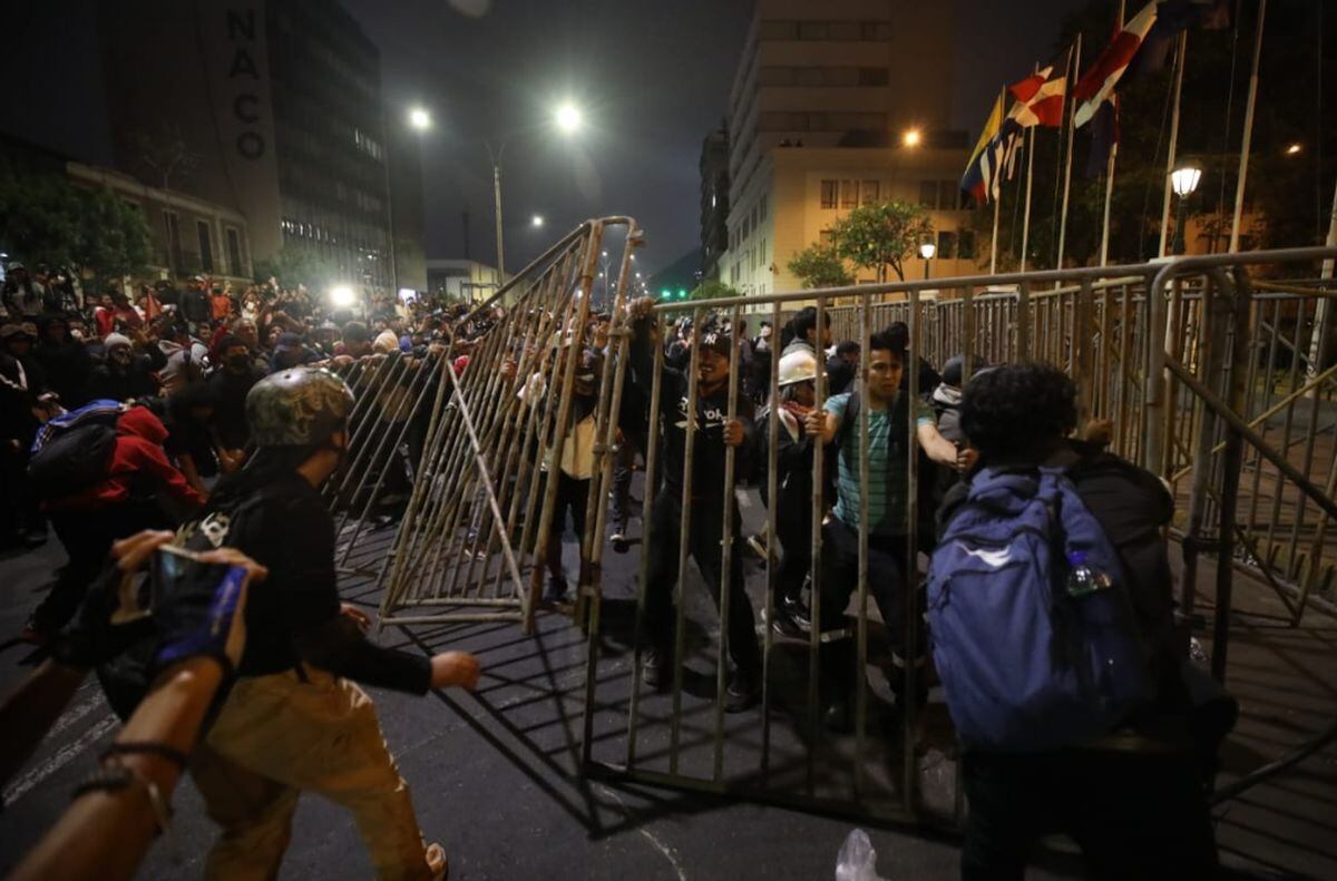 Sujetos intentaron tumbar el cerco metálico que impedía el acceso a la plaza Bolívar, ubicada frente a la sede del Congreso | Foto: Diana Marcelo/ @photo.gec
