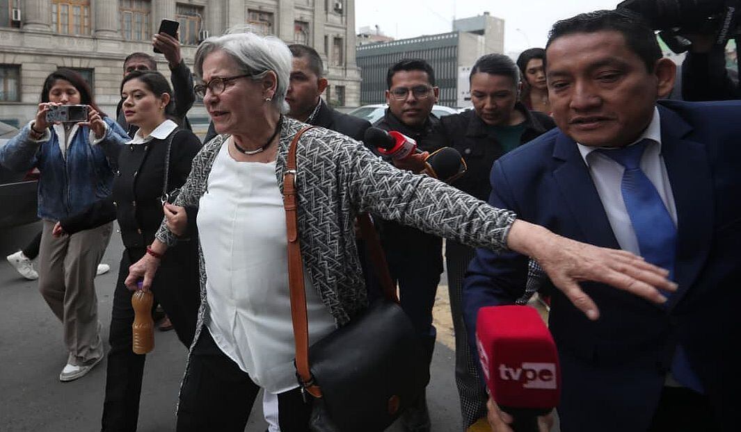 La exalcaldesa Susana Villarán llega al edificio Zavala, del Poder Judicial, donde afrontará su juicio tras ser acusada de recibir dinero de Odebrecht y OAS | Foto: Antonio Melgarejo/ @photo.gec