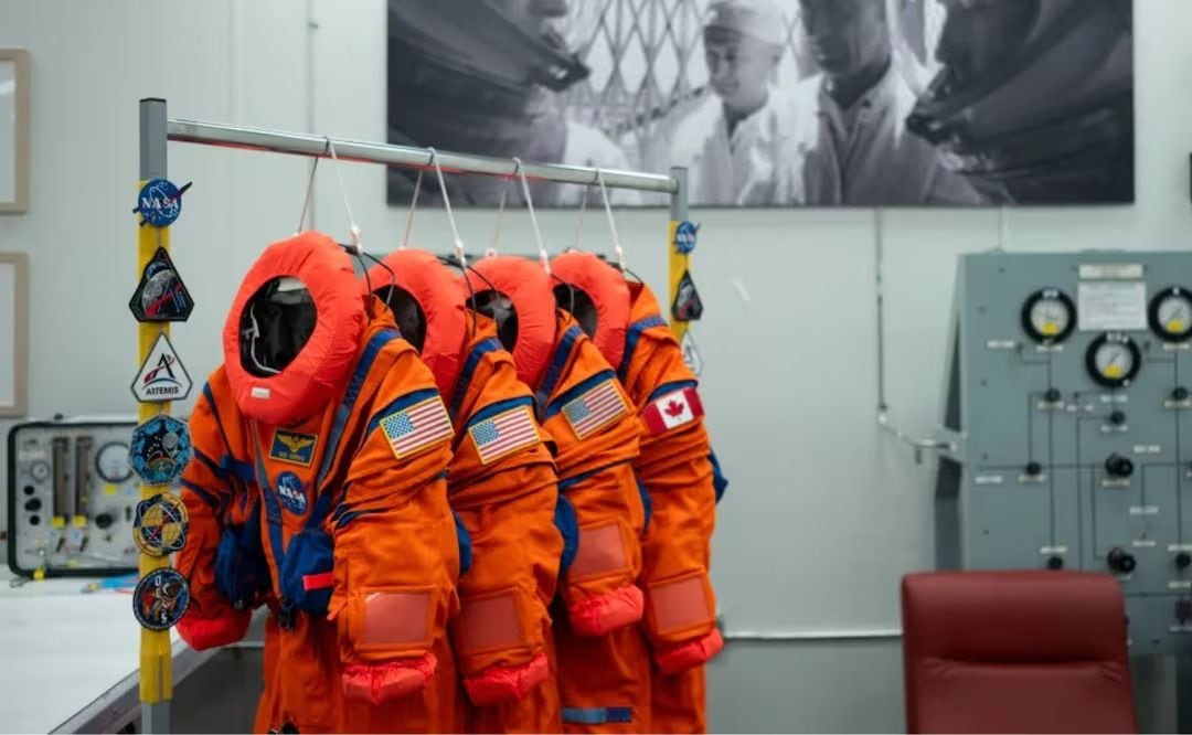 Los trajes espaciales que usarán los astronautas de Artemis II están diseñados como sistemas de supervivencia autónomos capaces de mantenerlos con vida hasta seis días si ocurre una emergencia durante la misión. Equipados con aire, agua, alimentos y sistemas para eliminar desechos, estos trajes permitirían a la tripulación sobrevivir incluso si la cápsula Orión pierde aire respirable, lo que les daría tiempo para abortar la misión y regresar a la Tierra o ajustar su trayectoria según las condiciones del vuelo. Toda la información aquí: