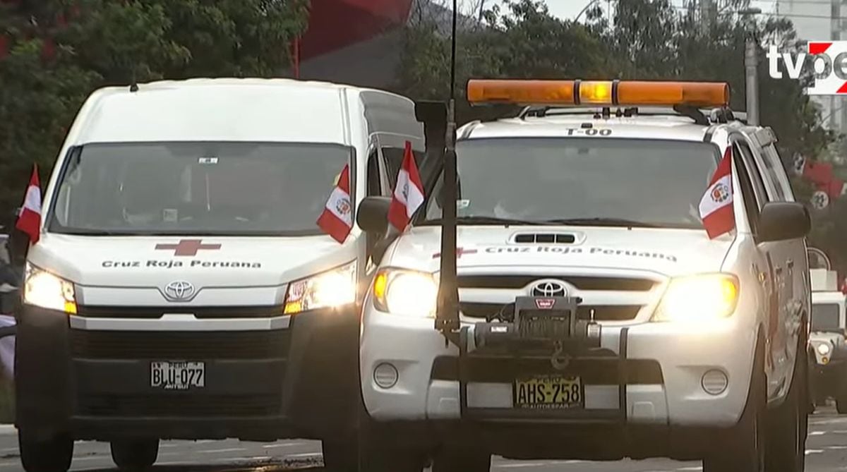 Vehículos de la Cruz Roja Peruana hacen su paso por la tribuna oficial del desfile | Captura TV Perú