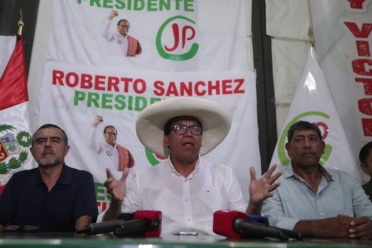 El candidato presidencial de Juntos por el Perú, Roberto Sánchez, ofreció una conferencia de prensa en su local partidario ubicado en el centro de Lima | Foto: Julio Reaño / photo.gec