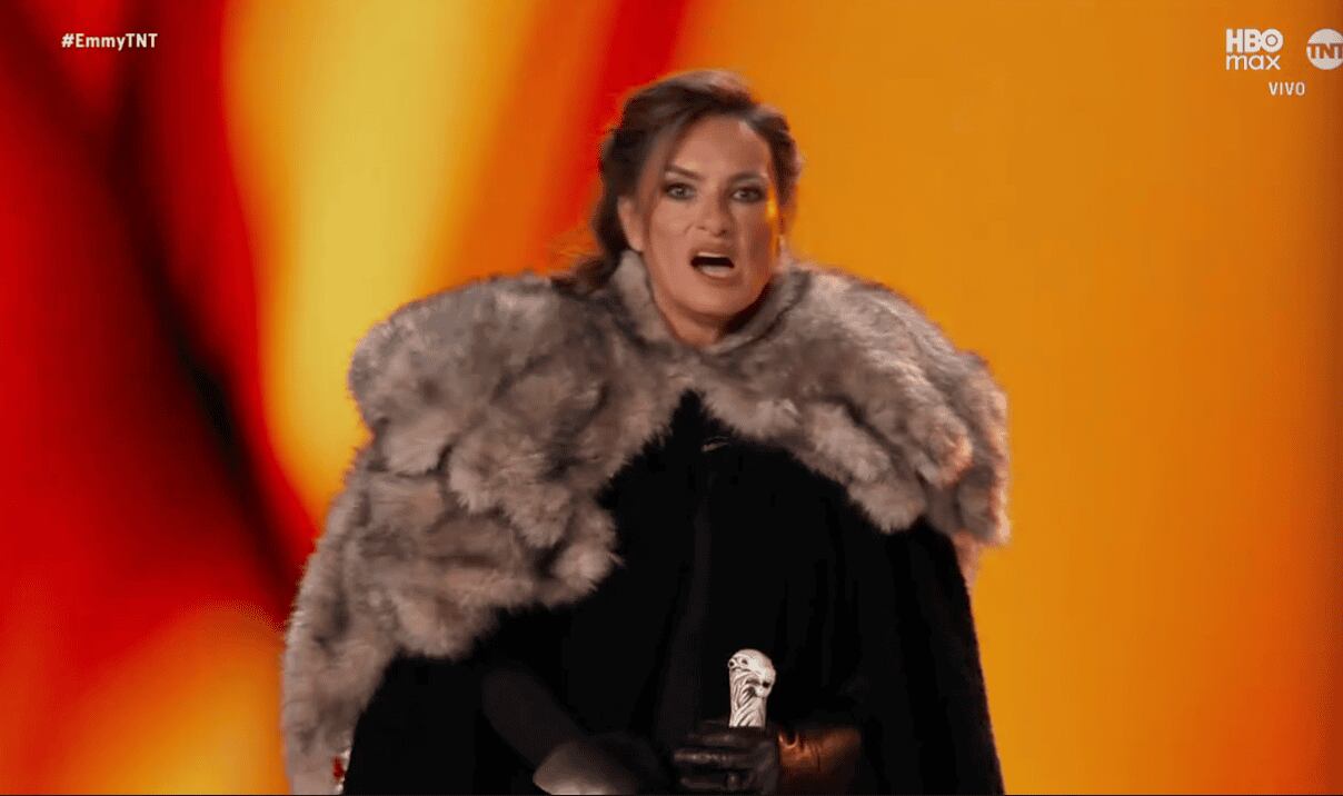 Mariska Hargitay, conductora de los Emmys 2026, se vistió con un traje inspirado en “Game of Thrones” antes de la intervención en el escenario de Emilia Clarke y Emma D'Arcy. Las actrices del universo de fantasía aparecieron como presentadoras en una de las categorías de la gala.