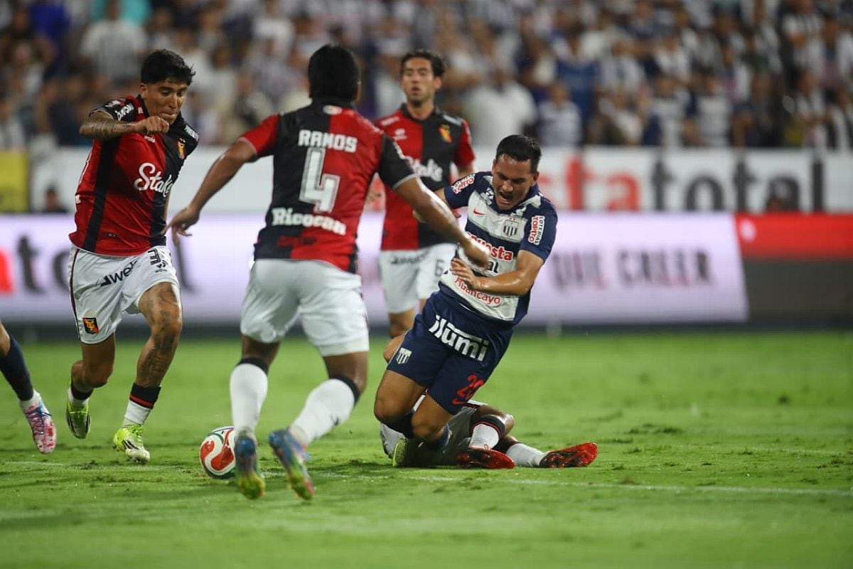 Partido parejo y muy peleado en el estadio de Matute | Foto: Antonio Melgarejo@photo.gec