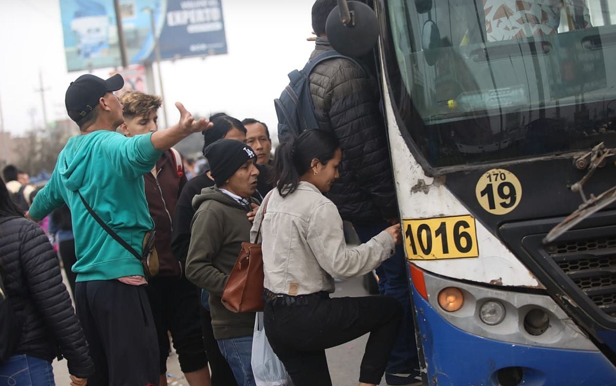 Ciudadanos abordan una unidad de transporte público en el distrito de Puente Piedra | Foto: Diana Marcelo/ @photo.gec