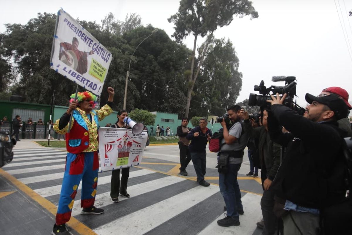 Movimiento en los exteriores del penal de Barbadillo en los momentos previos a la audiencia donde se definirá la situación judicial del expresidente Pedro Castillo y otros por el golpe de Estado de 2022 | Foto: Violeta Ayasta / @photo.gec