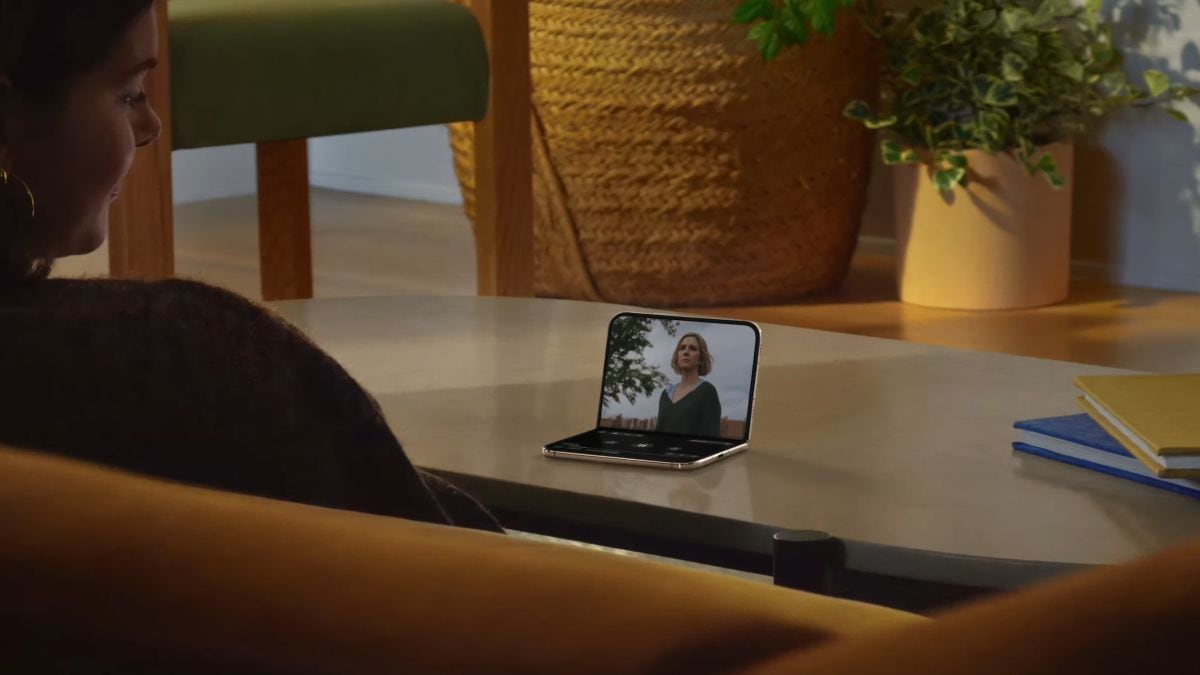 El teléfono también funciona en varias posiciones, no solo cerrado y abierto. Por ejemplo, doblado como si se tratara de una laptop o como si se tratara un libro.